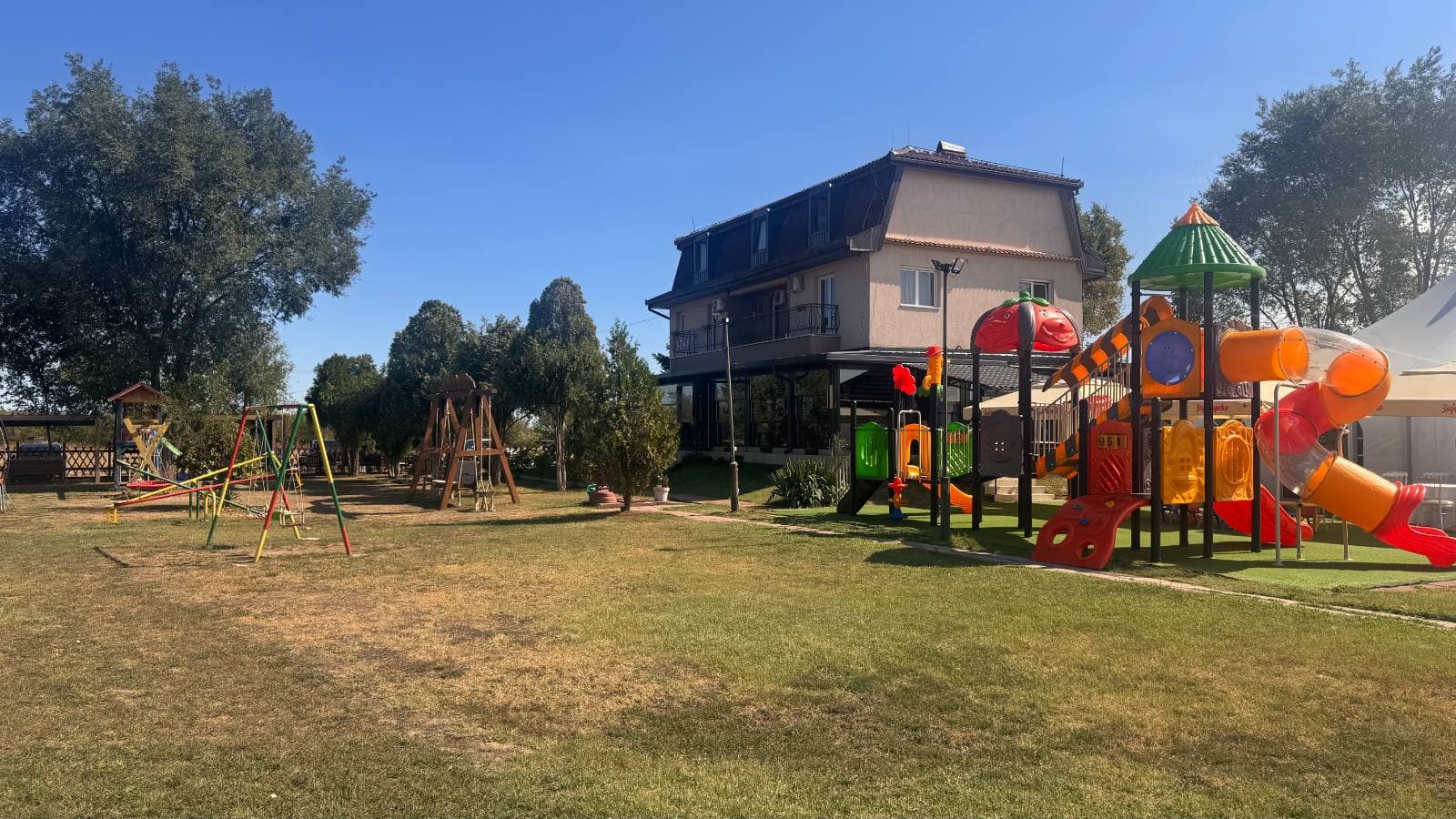 建筑前带秋千和大型游乐设施的庭院