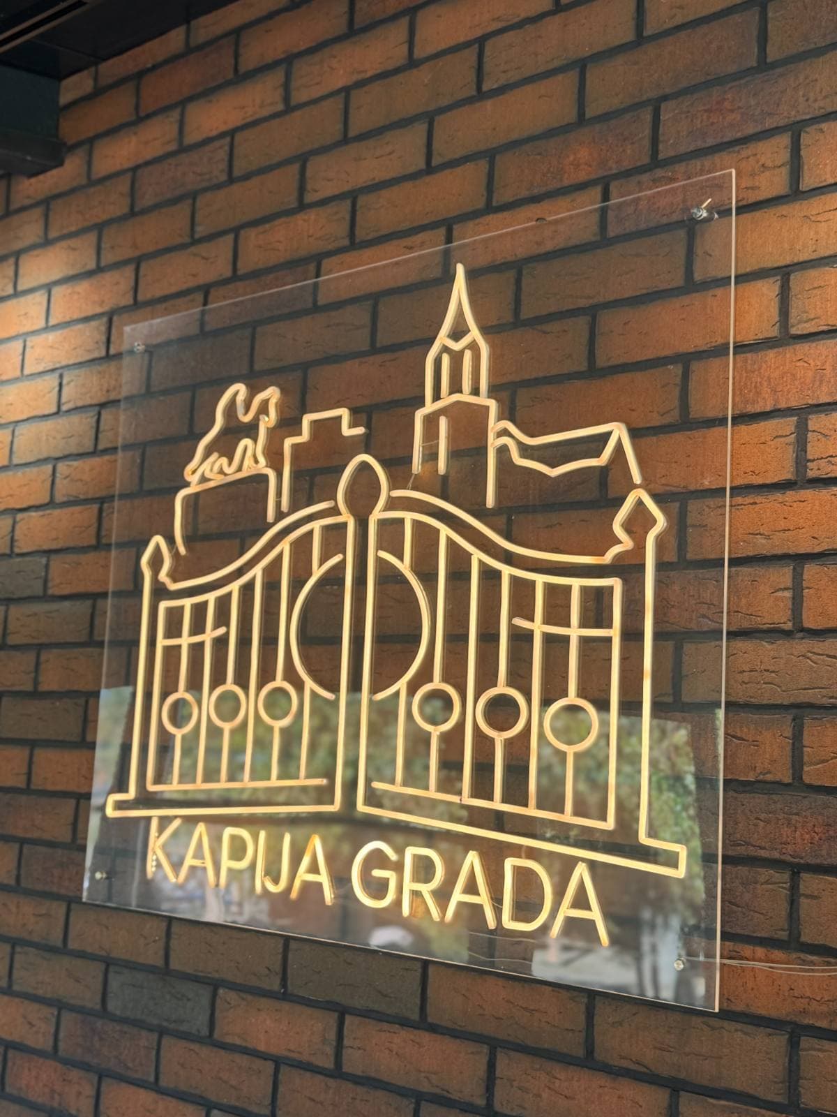 红砖墙上的 Kapija grada 发光招牌